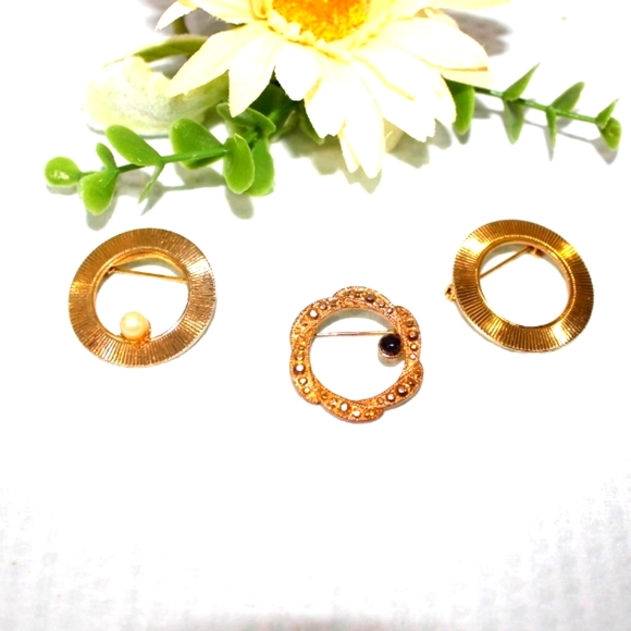 3 Vintage Brooches Circle Ring Gold Beautiful! - Picture 1 of 7